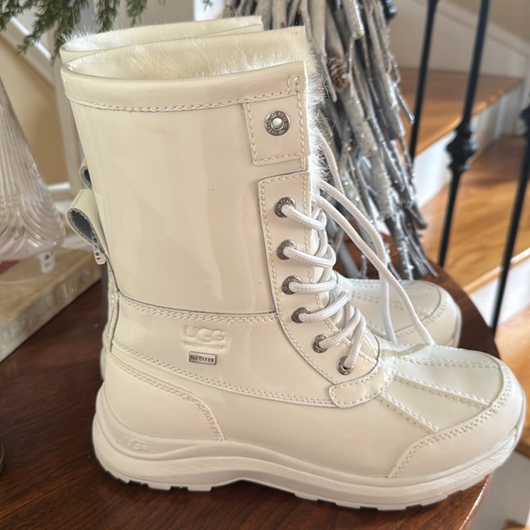 UGG, white lace up waterproof boots - Picture 2 of 5